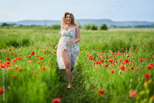Bilde på lerret Beautiful plus size woman in a poppy field