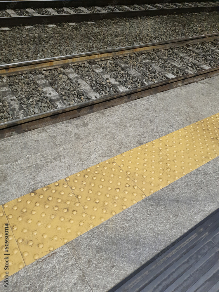 Fototapeta premium railway tracks and platform