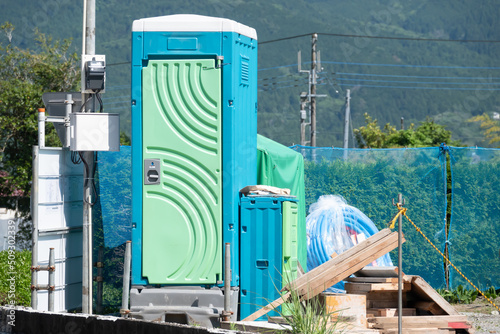 工事現場の仮設トイレと仮設電源 photo