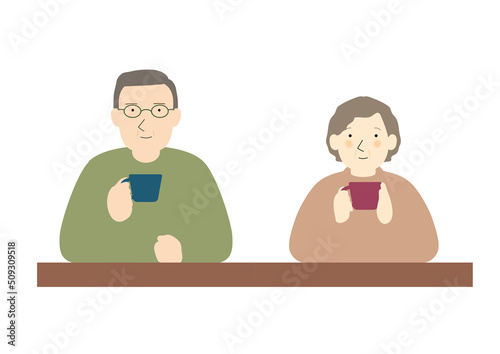 マグカップを持ってテーブルについている中高年夫婦