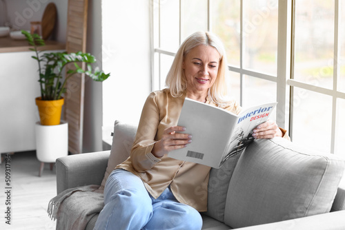 Quadro su tela Morning of beautiful mature woman reading magazine at home