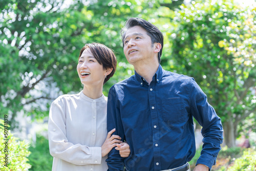 笑顔で遠くを見るミドルの日本人夫婦