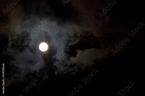月を覆う雲 グラフィック素材