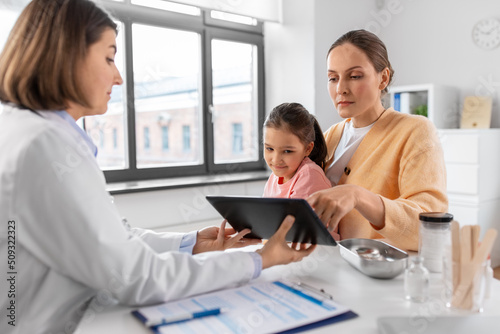 Εκτύπωση καμβά medicine, healthcare and pediatry concept - mother with little daughter and doct