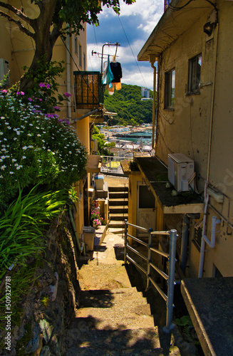 雑賀崎の狭い路地　和歌山県和歌山市