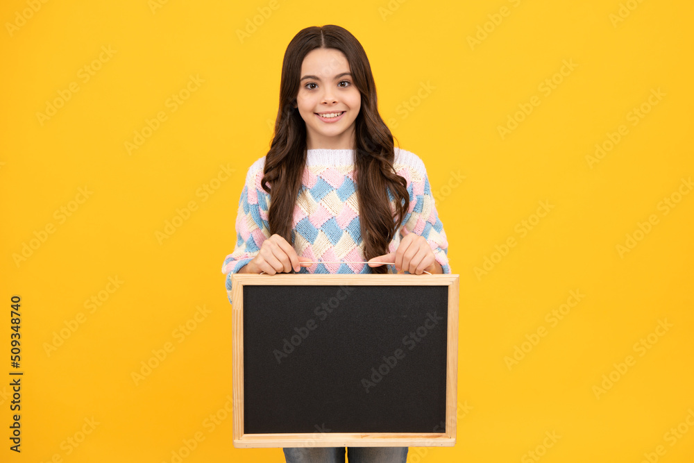 Naklejka premium Teen schoolgirl hold blackboard. Child advertising. Back to school.
