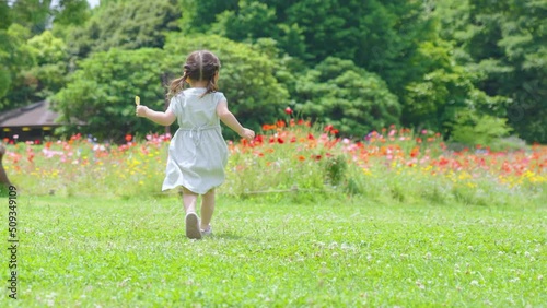 公園を駆け回る女の子の後ろ姿