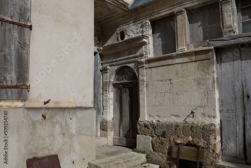 Maison typique, vue de l'extérieur, village de Saint Florentin, département de l'Yonne, France