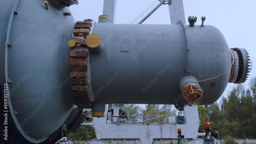 Loading of a chemical reactor in a port terminal using a gantry crane on a three-axis conveyor Loading of a chemical reactor in a port terminal using a gantry crane on a three-axis conveyor