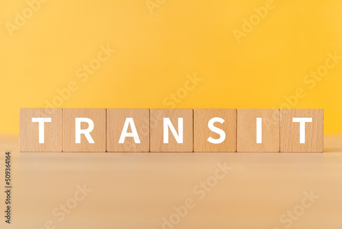 「TRANSIT」と書かれたブロック