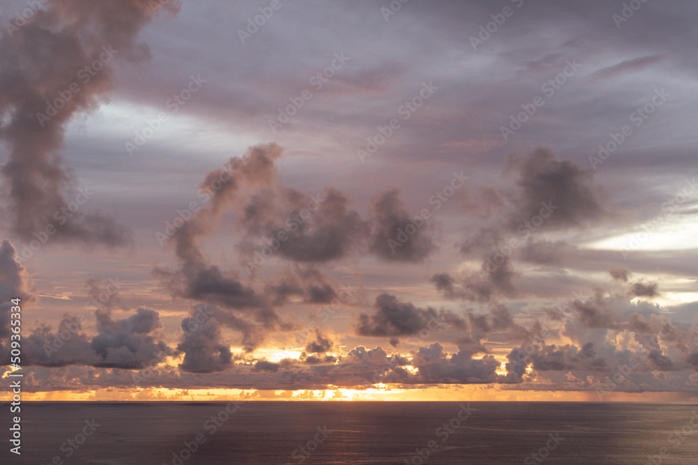 Fototapeta premium グラデーションの綺麗な夕日と海 癒しの夏休み 静かな地平線の背景素材