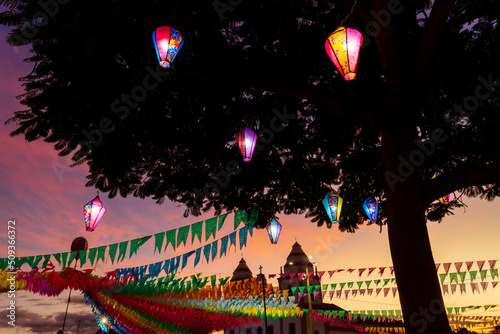 decoração junina com balão decorativo e bandeirinhas coloridas em frente a igreja são joão