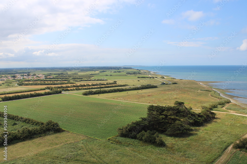 Vue du phare de Chassiron, vue sur de haut sur l'océan, île d'Oléron Vue du phare de Chassiron, vue sur de haut sur l'océan, île d'Oléron