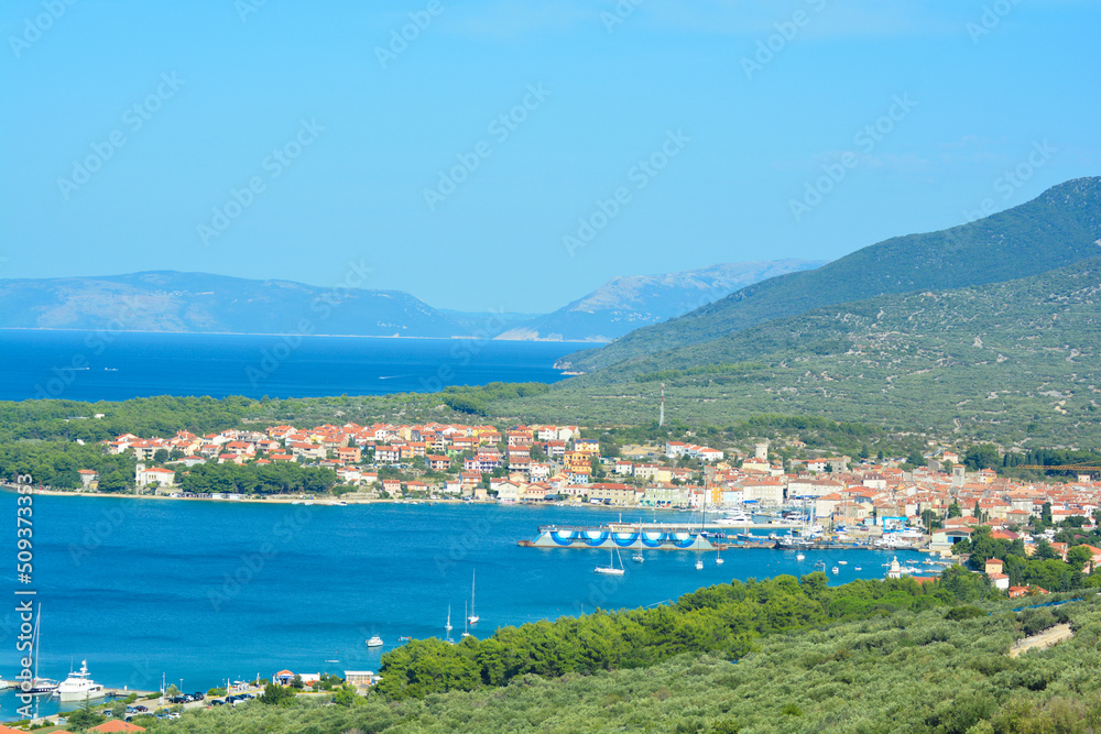  costa nei dintorni dell'isola di krk croazia con vista porto turistico