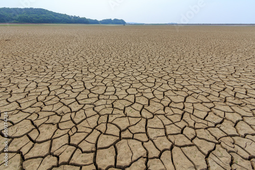 가뭄으로 갈라진 저수지와 강들의 바닥