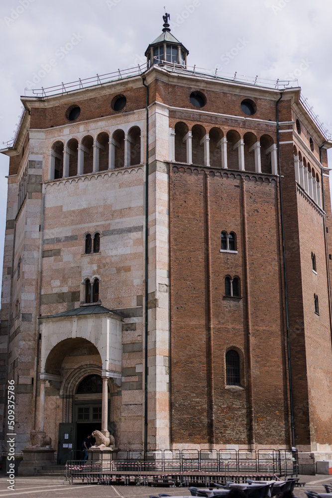 Fototapeta premium ancient italian architecture catholic temple building in italy city tourist place