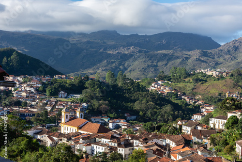 Vista de uma cidade com casas na montanha