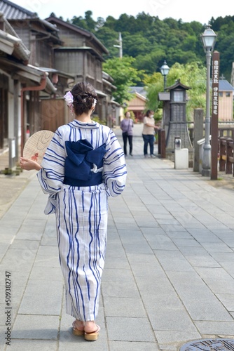 小江戸佐原の町並みを歩く浴衣を着た若い女性の後ろ姿	