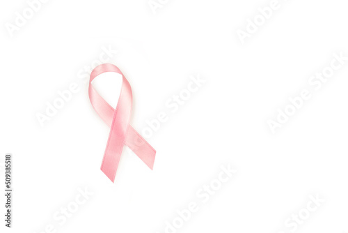 Lazo cinta rosa de concientización sobre el cáncer de mama sobre un fondo blanco liso y aislado. Vista superior y de cerca. Copy space photo