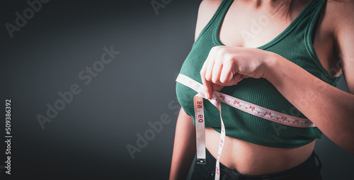 Εκτύπωση καμβά young girl measures her breasts