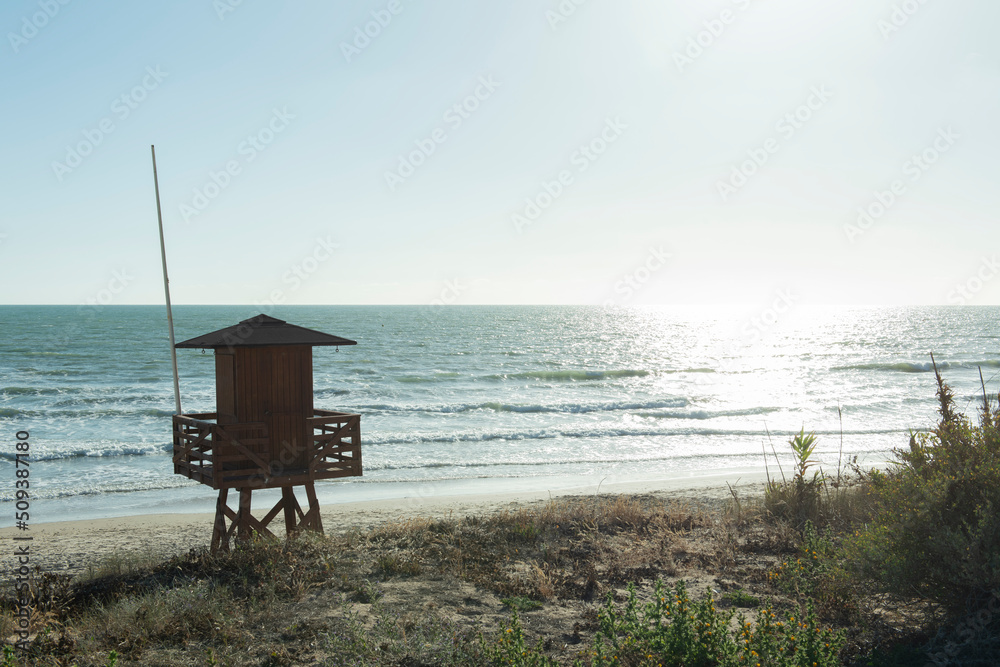 Puesto de socorrista en la playa Costa Ballena, Cádiz, España. Foto tomada el 04 de junio de 2022 Puesto de socorrista en la playa Costa Ballena, Cádiz, España. Foto tomada el 04 de junio de 2022
