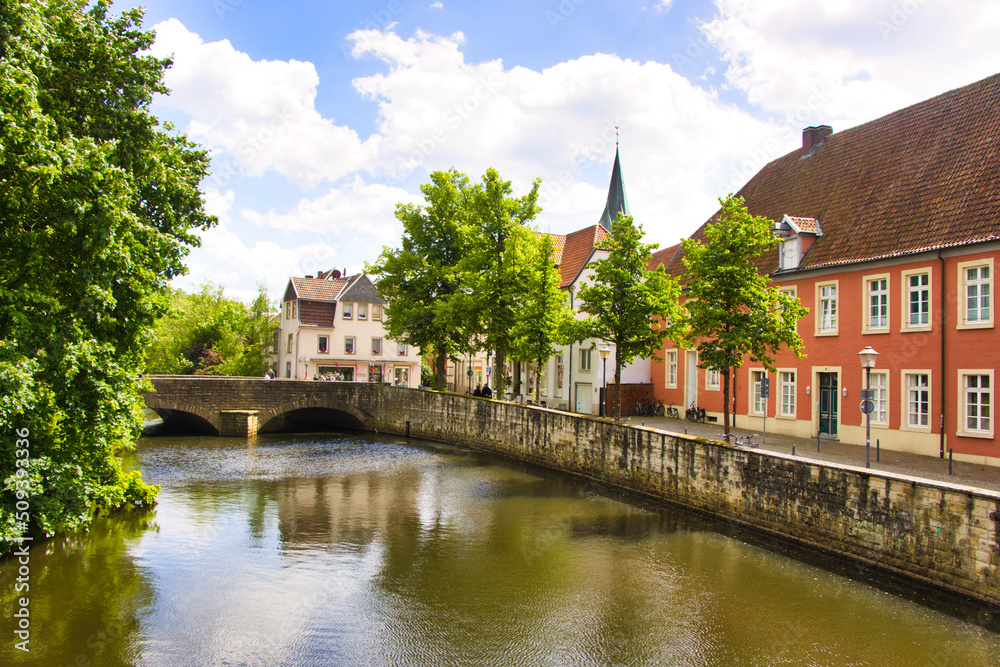 Fototapeta premium Impressionen :Warendorf im Münsterland/ Germany Blick auf die Ems und die alte historische Brücke