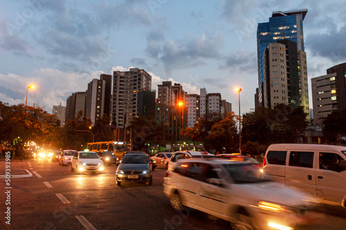 Heavy traffic at dusk on an important avenue in the city of Belo Horizonte.