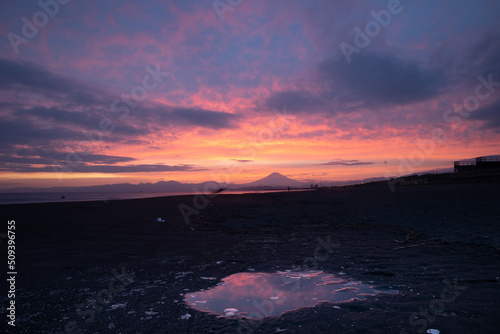 砂浜から夕焼けの富士山