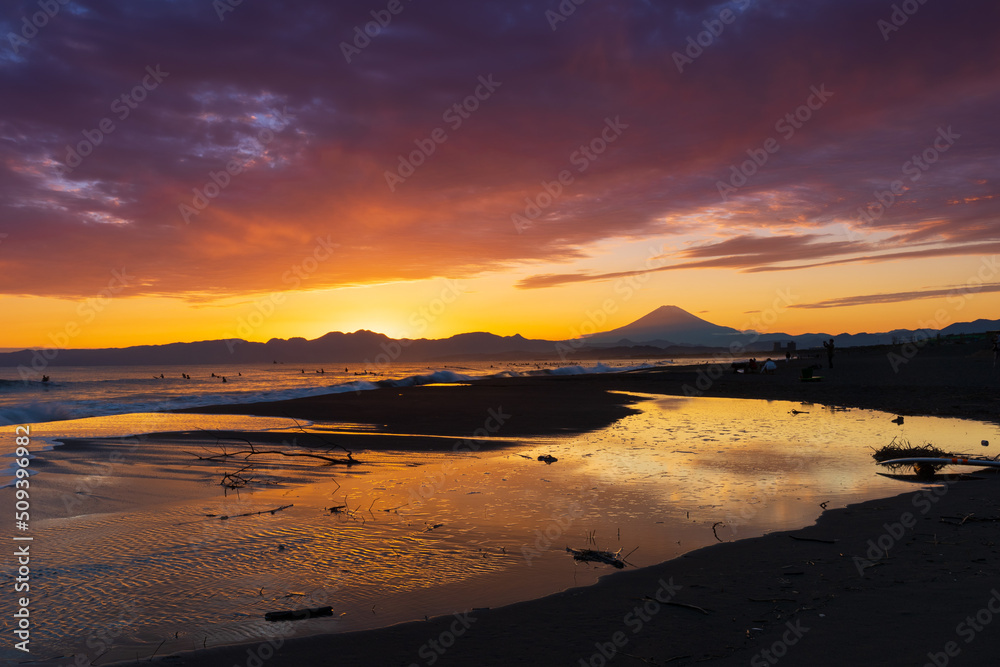 海岸から沈む夕日と富士山