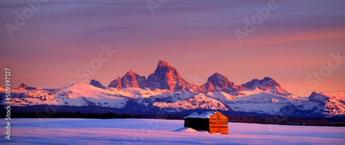 Fotografia Tetons Mountains Sunset in Winter with Old Cabin Homestead Building