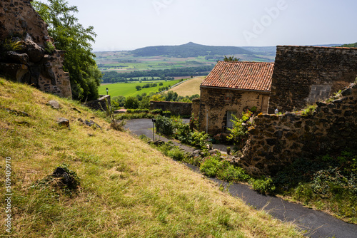 Vu sur le Montcelet depuis le village de Chalus, Limagne du Lembron, Issoire, Puy-de-Dôme, Auvergne-Rhône-Alpes, France
