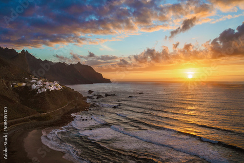 Vista de un atardecer de nubes rojas (Almáciga) en el Parque Rural de Anaga, norte de Tenerife, Islas Canarias, España