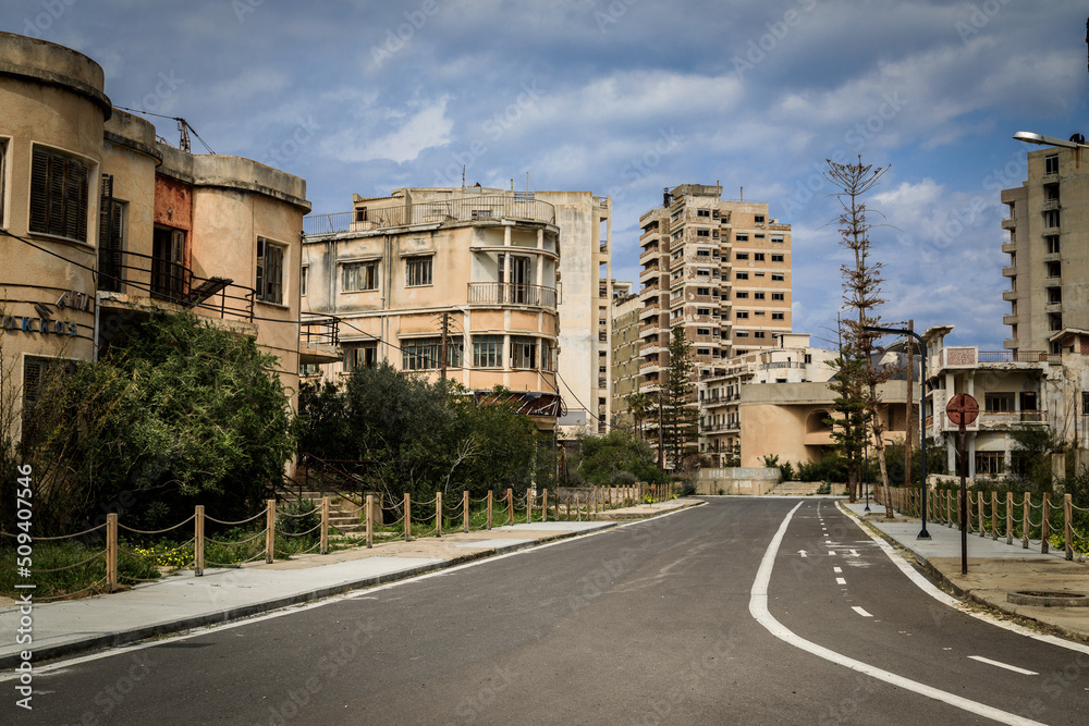 Verlassene Strasse in der Geisterstadt Varosha  am Stadtrand von Famagusta, Nordzypern