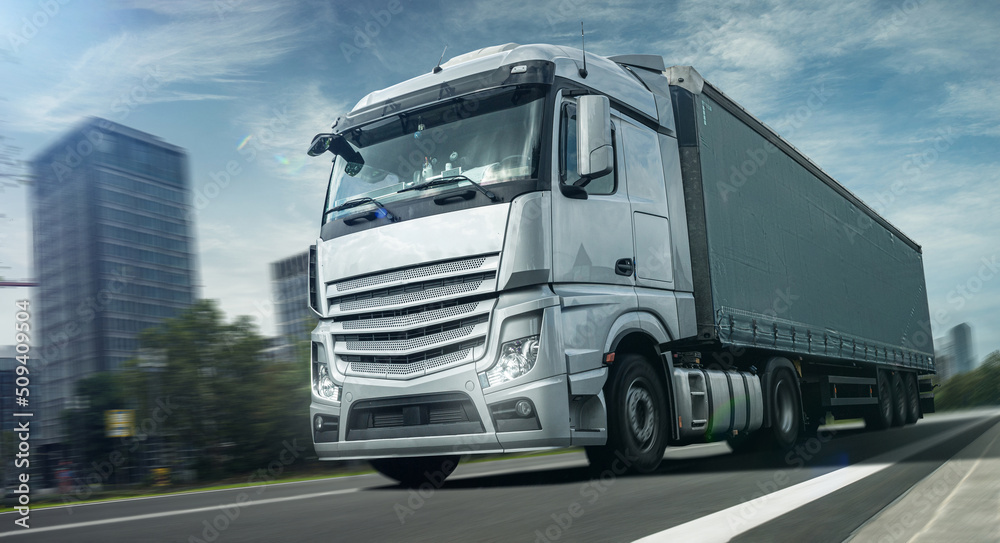 LKW fährt durch eie Stadt LKW fährt durch eie Stadt