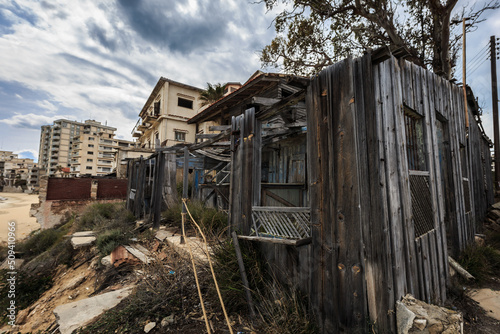 Alte verfallene Häuser am Strand der Geisterstadt Varosha  am Stadtrand von Famagusta, Nordzypern, © Frozen Action