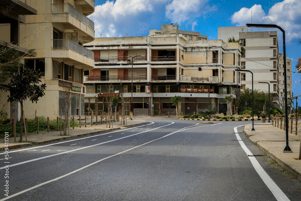 Verlassene Strasse in der Geisterstadt Varosha am Stadtrand von ...