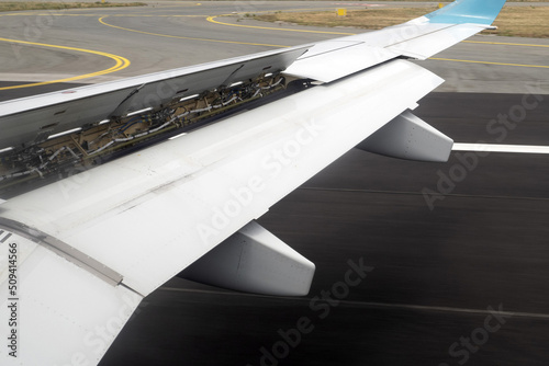 Airplane open flaps while landing Fototapete