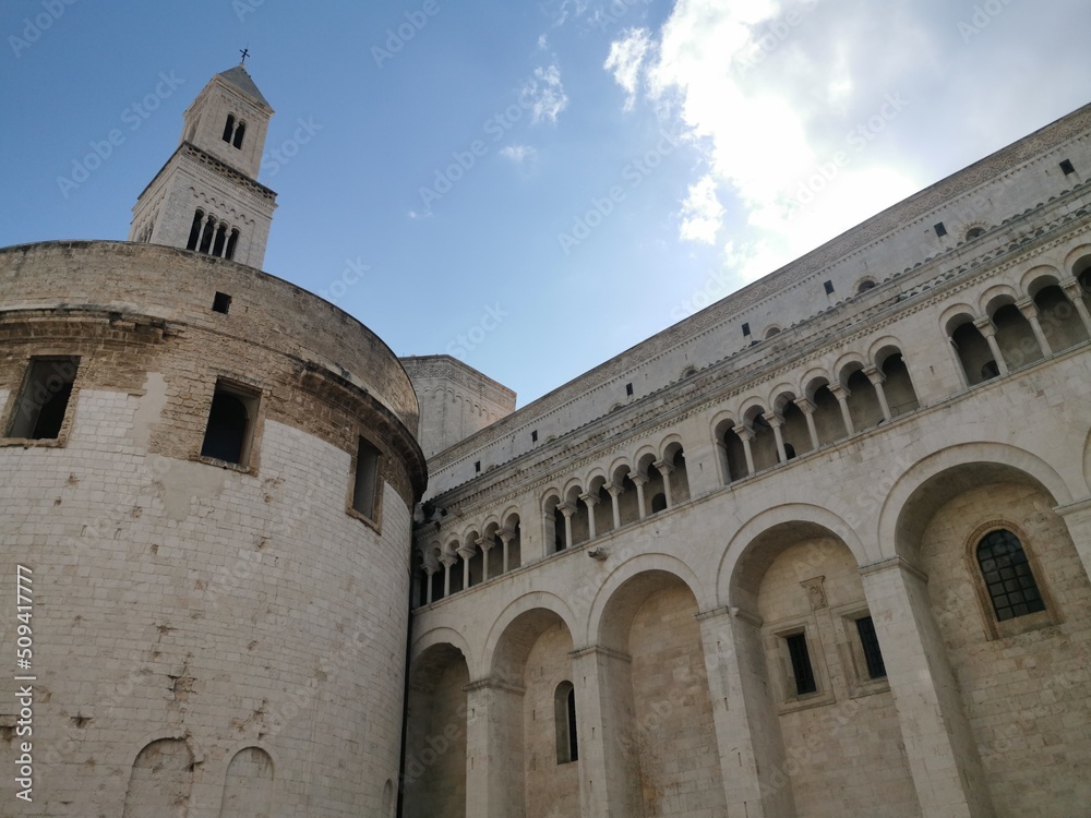 Bari e provincia - I monumenti e gli scorci più suggestivi - paesaggi giardini e costruzioni - cattedrali chiese e castelli 