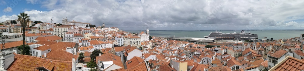 Lisbona - Portogallo - Scorci paesaggistici e monumenti - mozzafiato - azulejos - paone