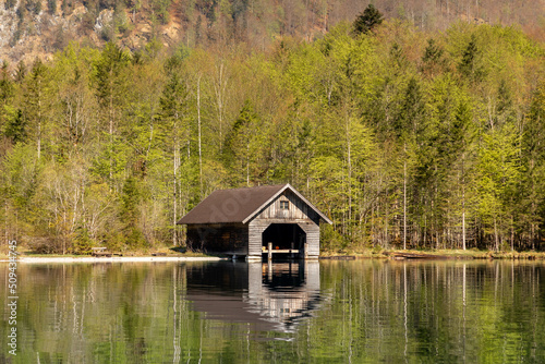 Einsames Bootshaus am Königssee in Bayern