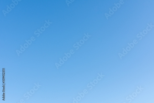 Céu azul limpo em dia de verão photo