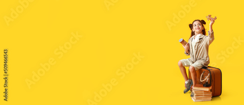 Cuadro en lienzo Cute little adventurer on yellow background with space for text