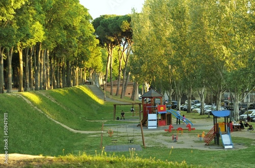 Parco giochi per bambini vicino a le mura di Lucca photo