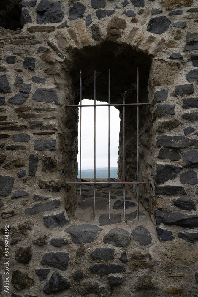 Fototapeta premium 中世のお城の窓,石造りの牢屋の窓,牢獄のアーチ,薄暗い牢屋,