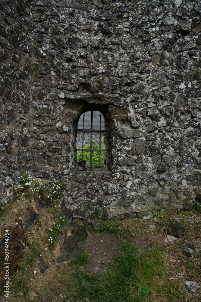 中世のお城の窓,石造りの牢屋の窓,牢獄のアーチ,薄暗い牢屋,