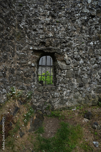 中世のお城の窓,石造りの牢屋の窓,牢獄のアーチ,薄暗い牢屋, © hirota