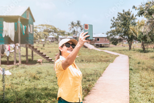 Latin woman taking a selfie in an Afro-descendant indigenous community on the Caribbean coast of Nicaragua © Carlos