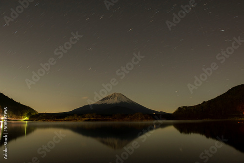 流れる星と暗黒の富士 © 幹雄 渕木