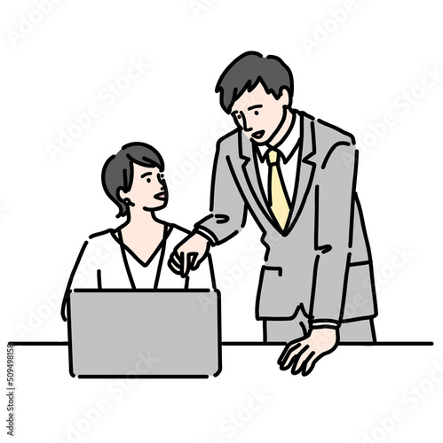 パソコンの前で笑顔で仕事について話し合っている若い男女