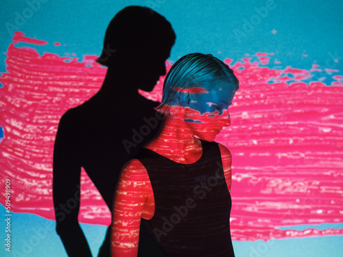 Fotografi fashion androgyne woman with projection of neon pink stripe on face